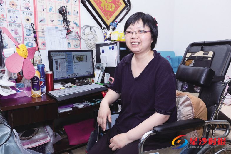 　　这块不大的空间既是向晓良的起居室，也是她的办公室。她用坚强面对困难，在这里辛勤工作养活自己。彭帅 摄