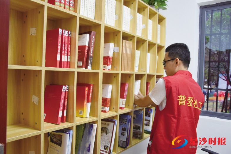 　　在“红星微驿站”，志愿者正在有条不紊地整理图书。社区供图