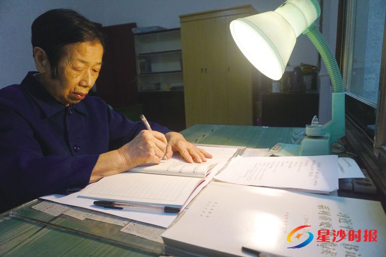 　　退休后，欧阳传文仍然坚持以教师身份严格要求自己，勤于学习。　　潘东晓 摄