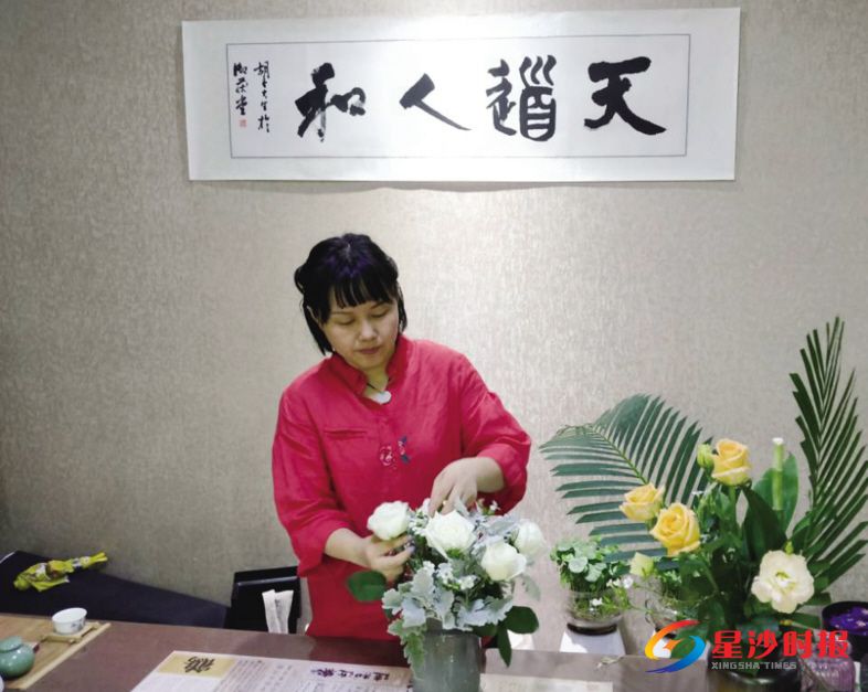 　　随手插下几朵白玫瑰，一盆别具一格的插花作品就在文丽的手下成型。欧亚琦 摄