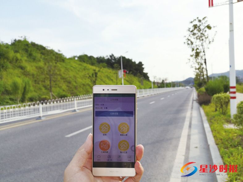 　　路长在巡路过程中，打开“路巡APP”，可以第一时间掌握、了解、处理各自区域公路养护情况。　　北山镇供图