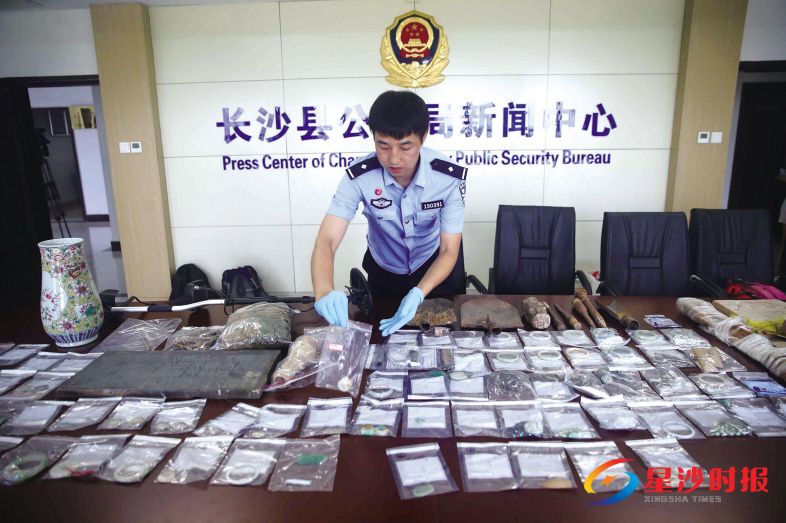 　　近日，长沙县警方成功摧毁一盗掘古墓团伙，追回赃物百余件并缴获多件专业盗墓工具。盛磊 摄
