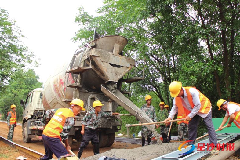 　　7月6日，安沙镇鼎功桥村治脉山——老墈塘公路上，水泥罐车将混凝土浇筑在路基模板里，标志着长沙县自然村通水泥（沥青）路建设全面铺开。 林畅 摄