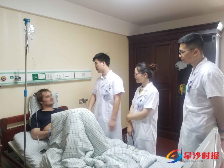 　　在长沙市中医医院（长沙市第八医院）住院期间，外国友人Robert感受到了“家”的温暖。 图为医生查房。　　医院供图
