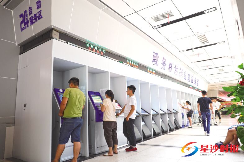 　　7月9日，在长沙县政务服务中心一楼大厅，几位市民正在使用24小时交通违法自助处理设备办理违章。  　　章帝 摄