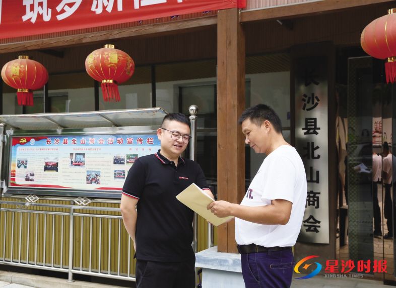 　　石航（左）既是积极履职的长沙县政协委员，又是为企业服务的商会会长。他架起了企业与企业、企业与商会间的沟通桥梁，成立智囊团，为企业服务。刘丹青 摄
