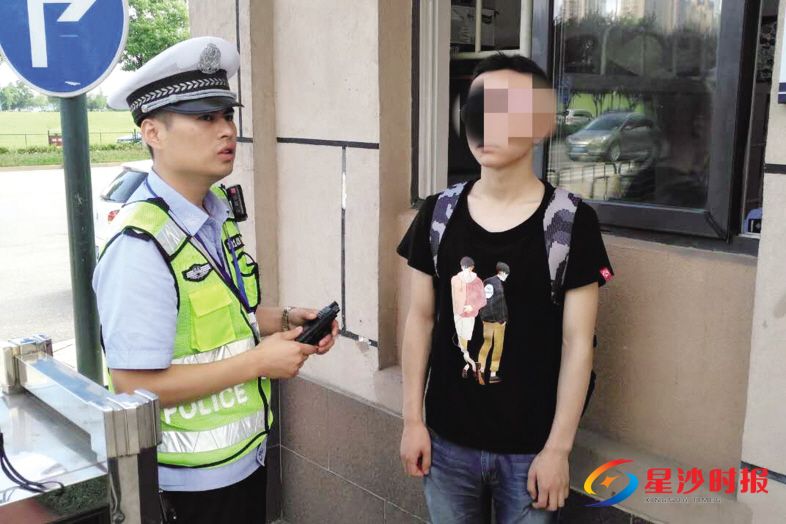 　　在一处考点门前，刘鹏正在帮助一名未携带准考证的考生核实身份，准时进入考场。  长沙县公安局交警大队星沙中队供图