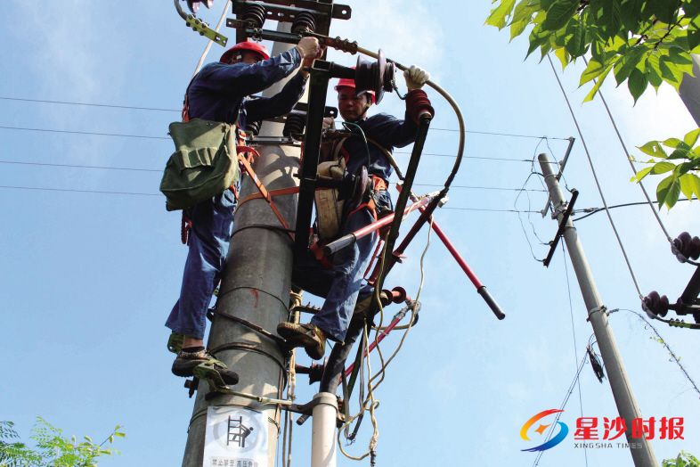 国网长沙县供电公司员工顶着酷暑开展线路检修工作,确保供电安全。 长沙县供电公司供图