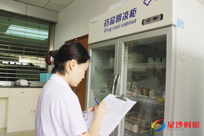 　　在长沙市中医医院（长沙市第八医院）药房，部分药品放在阴凉柜贮藏。 林畅 摄
