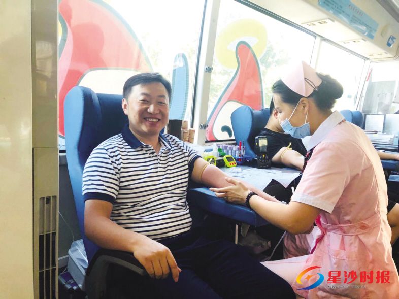 　　近日，在开源大剧院前坪，长沙县直机关工委的公职人员积极参与团体预约无偿献血活动。  陈妙琼 摄