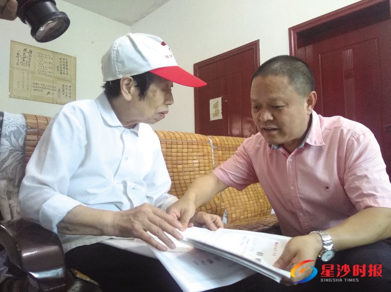 　　近日，长沙县一中离退休教工党支部老党员欧阳传文（左）一次性捐赠1万元注入校内助学基金，并预交党费至2020年。潘东晓 摄