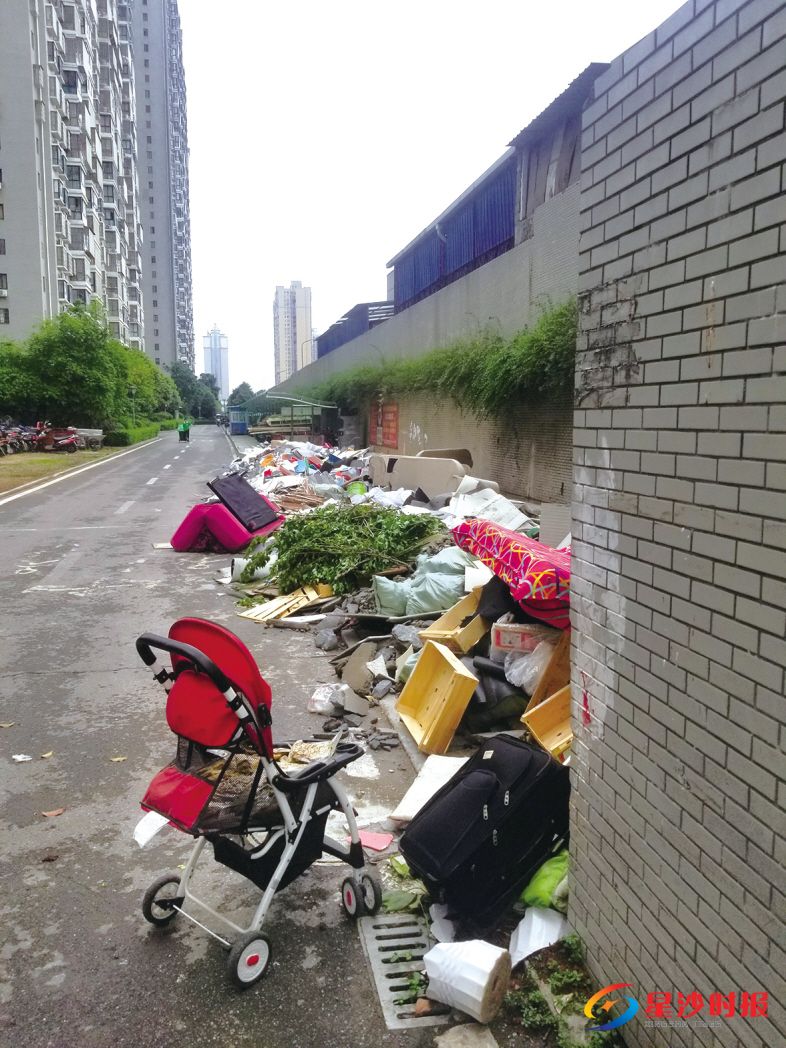 　　↓泉塘街道时代星城北侧围墙边堆放大量建筑垃圾，未及时清理。
