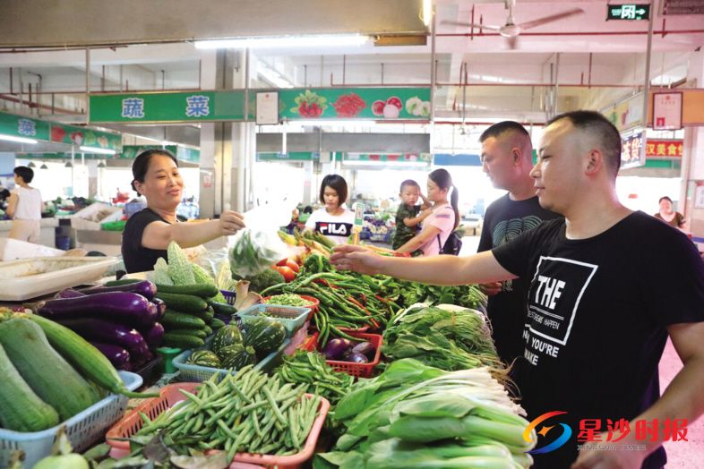 　　龙塘农贸市场蔬菜、水果、水产品、肉类、干货等售卖区分区陈列，各种菜品摆放井然有序。一眼望去，整个市场既宽敞又明亮，看不到一点废弃物和污渍。蒋炼 摄
