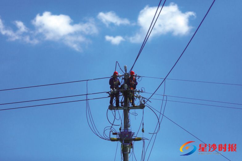 　　蓝天白云下，太阳炙烤着大地，电杆上的电力工人们互相配合完成工作。