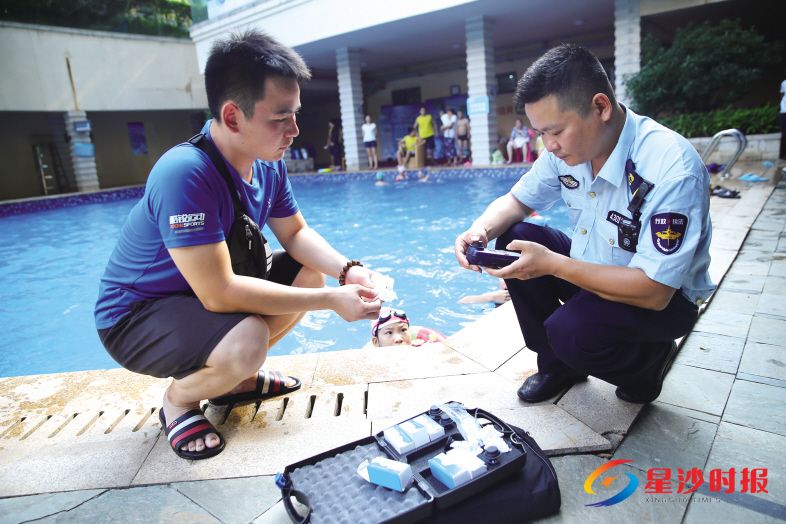 　　昨日，在长沙县海伦春天小区内的四海体育游泳馆，执法人员检查发现泳池余氯含量低于国家标准，要求负责人及时调整。　　盛磊 摄