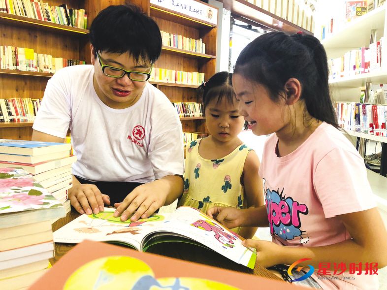 　　在长沙县榔梨街道陶公庙社区图书阅览室，大学生志愿者正在教“小候鸟”读书识字。 陈妙琼 摄