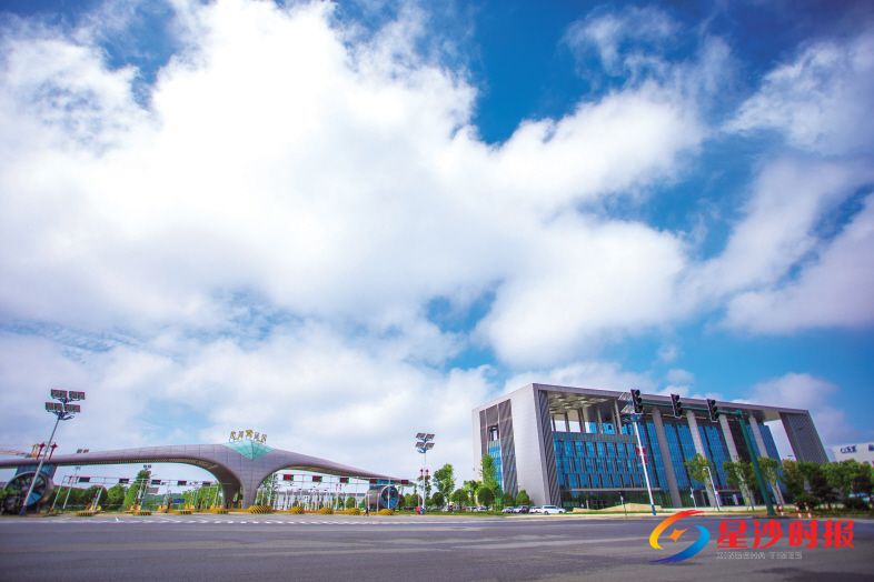 　　省、市对长沙临空经济示范区的建设和发展给予了高度重视和支持，并提出明确要求，要把长沙临空经济示范区建设提升到长沙县“二次创业”的高度。图为长沙黄花综合保税区。章帝 摄