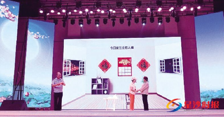 　　星沙民乐艺术团自编自导的小品正在上演，大多数题材源自社区生活。  社区供图