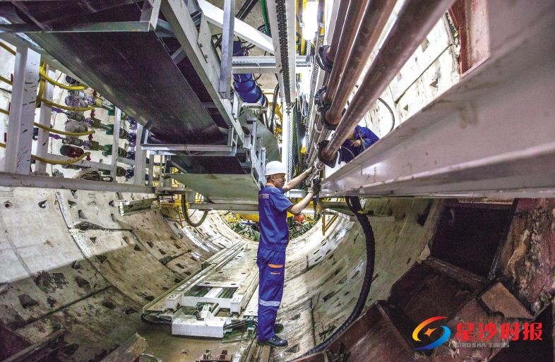 　　在长沙地铁5号线1标盾构工区施工现场，工人正在检修设备。 曾子龙 摄