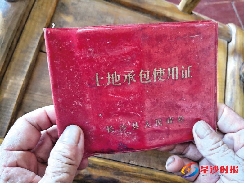 　　李瑞英的土地承包使用证里面，详细记录了她上世纪80年代承包土地的详细情况。