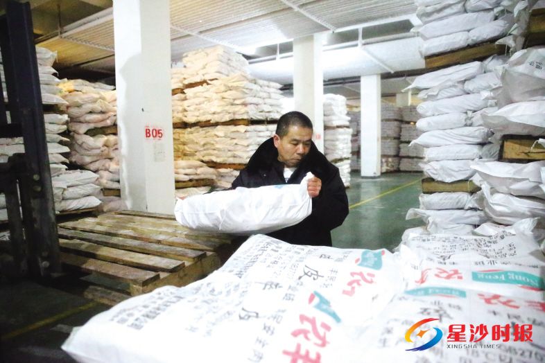 　　冷库叉车员张敬将货物运进库，一袋袋有序摆好。