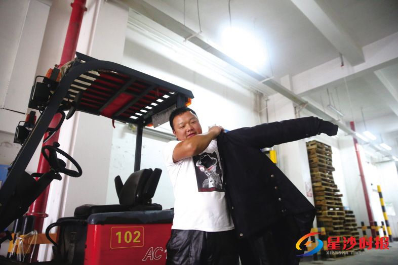 　　冷库外，马谦脱下厚厚的棉衣，室外温度超过37℃，他的手却是冰凉。 　　均为盛磊摄