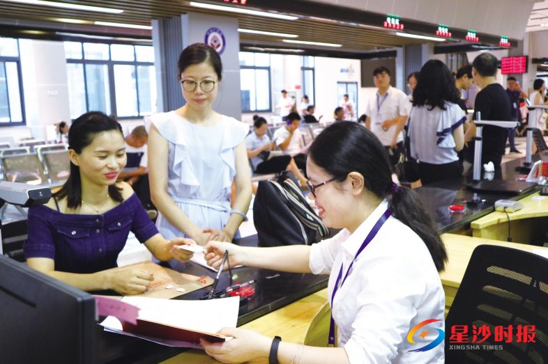 　　7月31日，长沙县国土资源局不动产登记中心窗口前，一位市民完成一项业务登记仅用20分钟，较以前快了许多。罗展 摄