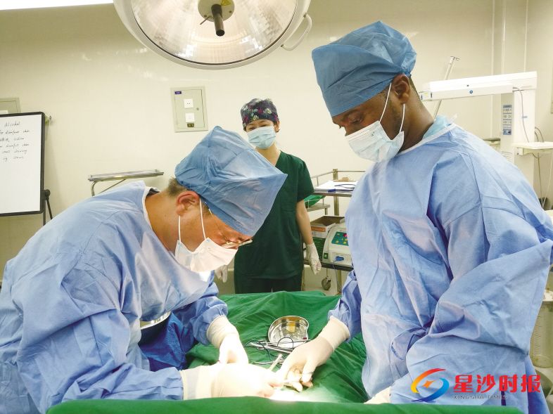 　　在非洲塞拉利昂的中塞友好医院，杨亮（左）为患者进行手术。 杨亮供图
