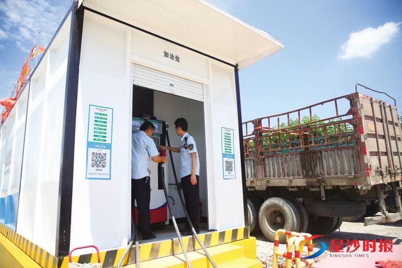 　　近日，执法队员发现毛塘工业园一停车场内的自助加油站点无人管理、无安全管理制度，存在很大安全隐患，立即通知当事人来安沙分局接受调查处理。 盛磊 摄