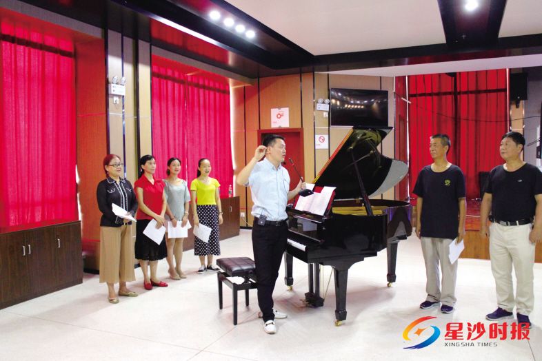 　　长沙县公益大课堂启动“悦生活 文化云”线上教学，教师在县文化馆教学，学员可在18个镇（街）文化站学习声乐、二胡、舞蹈等。 林畅 摄