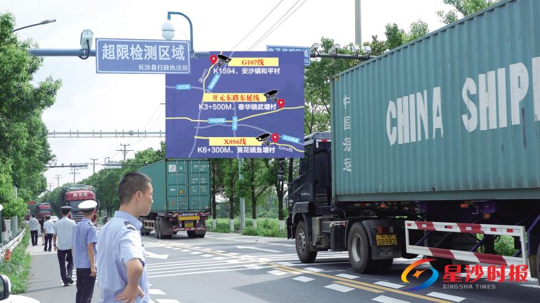 　　长沙县公安局交警大队配合公路治超，在超限检测区设置电子抓拍设备。　　摄影/陈瑶　　制图/颜春艳