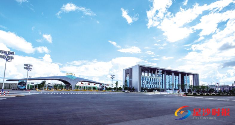 　　长沙临空产业投资集团正式成立，将充分发挥好临空经济示范区区位交通、航空发展、产业基础、科技创新、生态环境五大优势。图为黄花综保区通关卡口及通关大楼。 资料图片