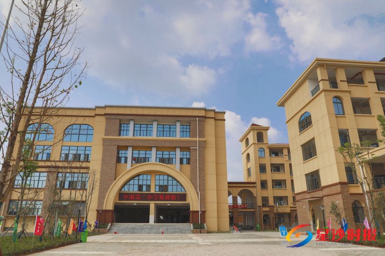 位于湘龙街道,凉塘路以北,物贸路以东。项目规划总用地面积17784平方米,总建筑面积11794.44平方米。规划办学规模为18个班,届时可容纳学生810人。