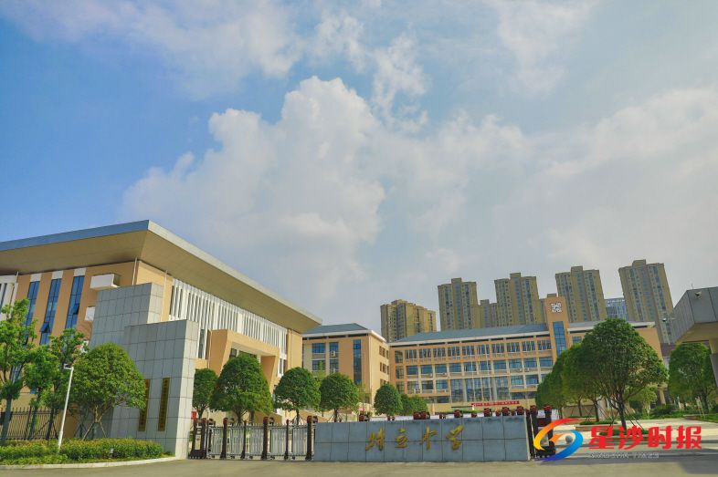 又名凉塘中学,位于望仙路与东六路交会处。用地规模约65481平方米,总建筑面积约38373平方米。规划办学规模为60个班,届时可容纳学生2700人。