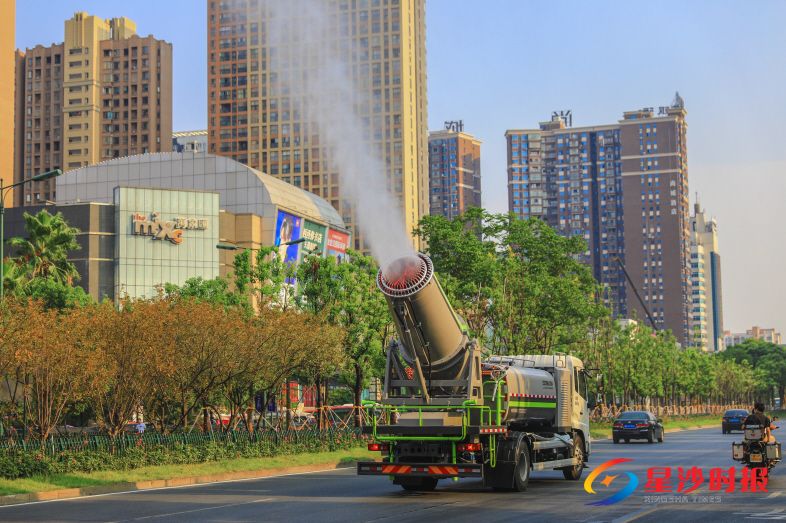 昨日,在星沙大道上,雾炮车正在喷洒水雾抑尘。据悉,该车利用水柱把空气中的粉尘、颗粒物冲降到地面,然后再配合路面清扫,以达到降尘的作用。章帝 摄