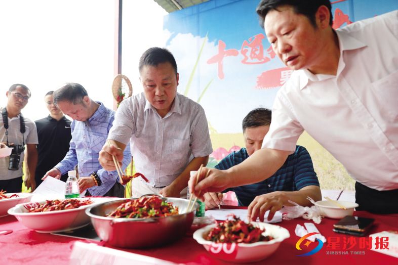 　　昨日，在长沙县果园镇浔龙河生态艺术小镇麦咭农场，“十道风味，吃在果园”果园十大碗初赛的专业评委正在品尝菜品，仔细打分。章帝 摄
