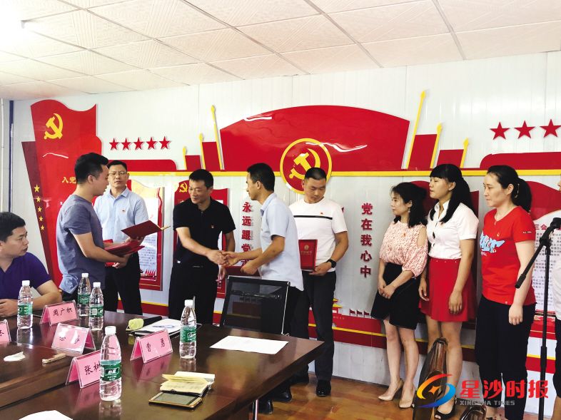 　　长沙县重点工程管理局党支部成员前往北师大长沙附校空港城校区，开展“进工地忆初心，推项目显担当”主题党日活动，并表彰优秀党员。  陈妙琼 摄