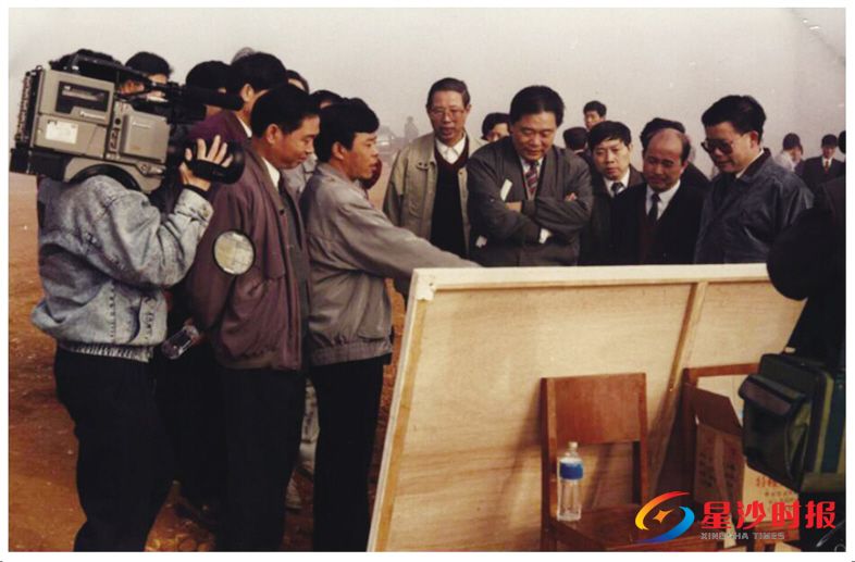 　　1993年11月，时任湖南省委书记王茂林（右四）考察正在建设中的星沙开发区。　　资料图片