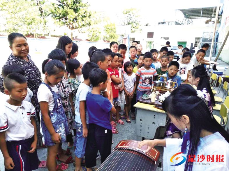 　　长沙经开区帮扶队联合长沙县欧阳安卫书法艺术培训学校走进召市镇岩门小学，让当地的孩子们品尝了一份丰富多彩、妙趣横生的文化大餐。资料图片