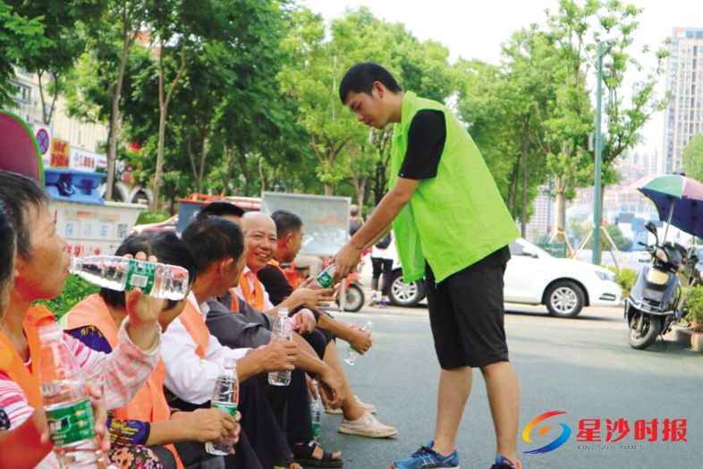 　　“爱满星沙·全城送清凉”活动启动以来，迅速得到社会各界的积极响应，暖心的善“凉”故事轮番上演。图为志愿者们走上街头为环卫工人送上瓶装水和水果等消暑物品。罗展 摄