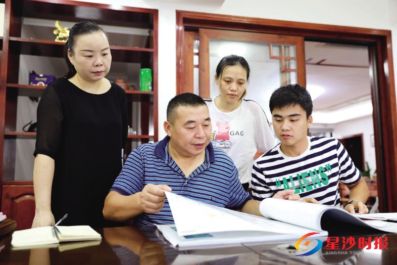 　　长沙县人大代表、湖南恒凯置业有限公司董事长王海佳（左二）把房屋的质量放在首位。图为他和员工讨论项目建设细节。章帝 摄