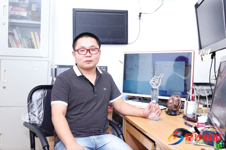 　　在伍梦简陋的工作室里，摆放着他的获奖奖杯，还有一叠叠用来自学的书籍。彭帅 摄