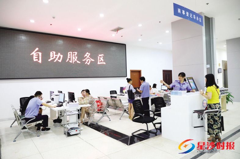 　　长沙县政务中心升级县不动产登记中心、人社局和商事登记导办台，配备专业人员，配套集自助电脑、叫号机、网络及其他硬件设施于一体的自助服务区。