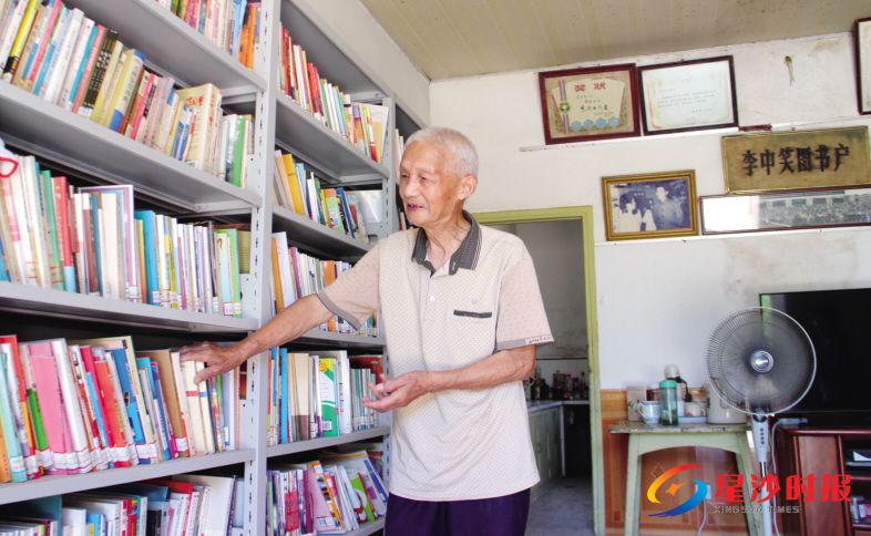 　　今年90岁的李海兰在1980年成立了当地第一个私人图书屋，并向村民免费开放。如今已有38年。 林畅 摄
