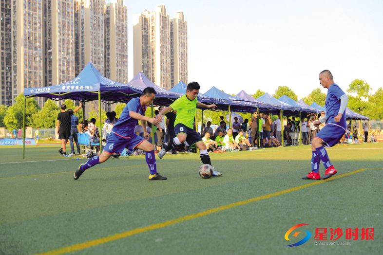 9月8日,“健康湖南·悦动星沙”长沙县首届机关运动会七人制足球比赛在松雅湖中学足球场闭幕。图为县公安局与县人社局冠亚军争夺赛。 章帝 摄