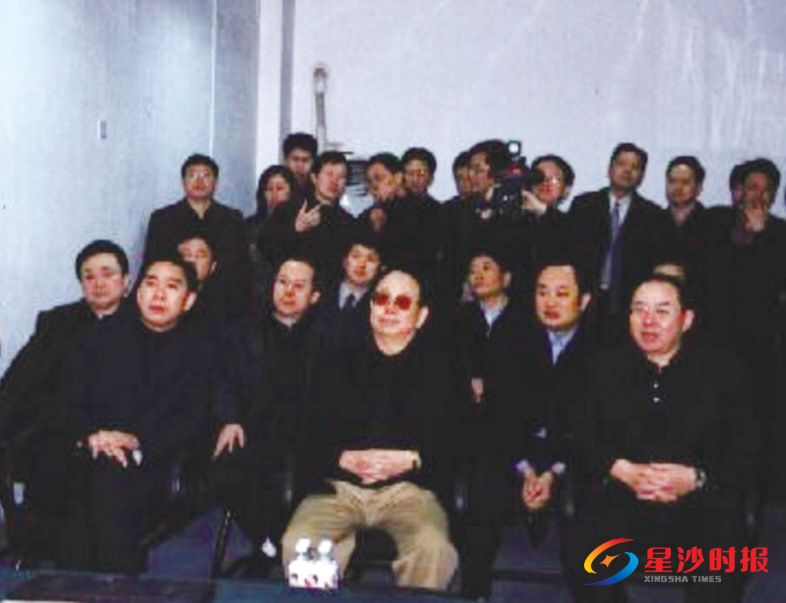 1995年6月25日，时任省长杨正午（中）在长沙经开区召开现场办公会。