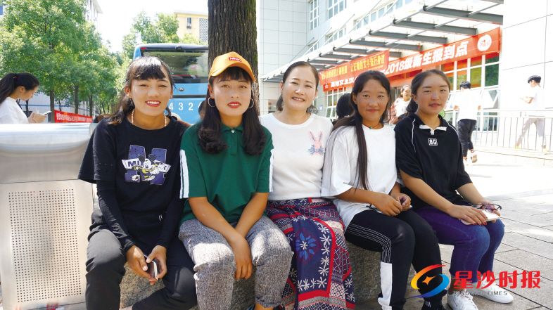 　　正准备乘车去怀化实训的藏族班大二学生看到杨娇（中），立马拉着她拍照留念。　　彭帅 摄