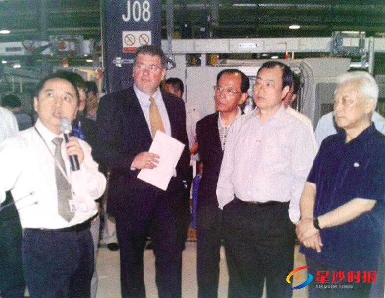 　　1996年6月19日，时任全国政协副主席周铁农（右一）视察长沙经开区。资料图片