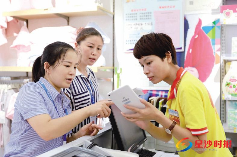 　　普查员席红和杨双莉来到位于开元路旁002号普查小区的咿呀门店开展入户清查。均为章帝摄