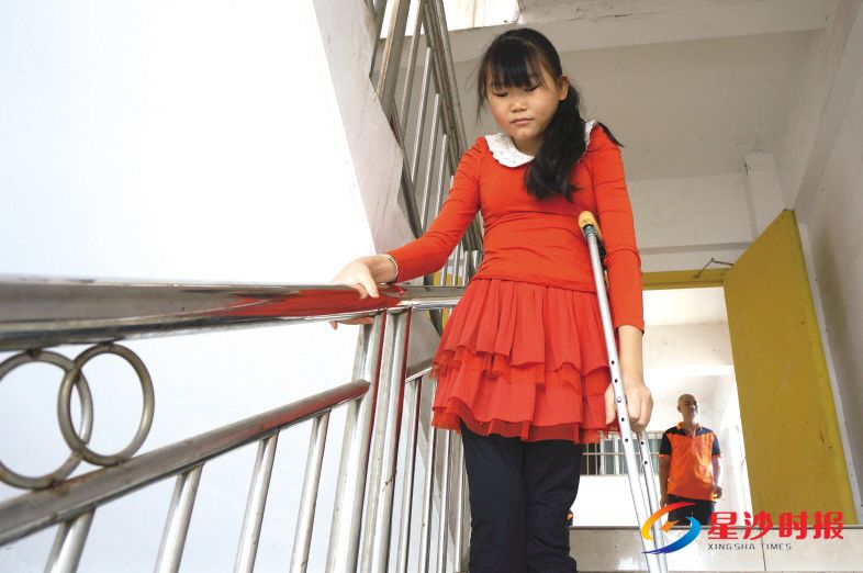 　　四年来，王鹏早已习惯拄着拐杖爬楼梯的生活，可每次出门父母总是不放心。当她执意要自己下楼梯时，爸爸总要悄悄地跟在后面看着。彭帅 摄